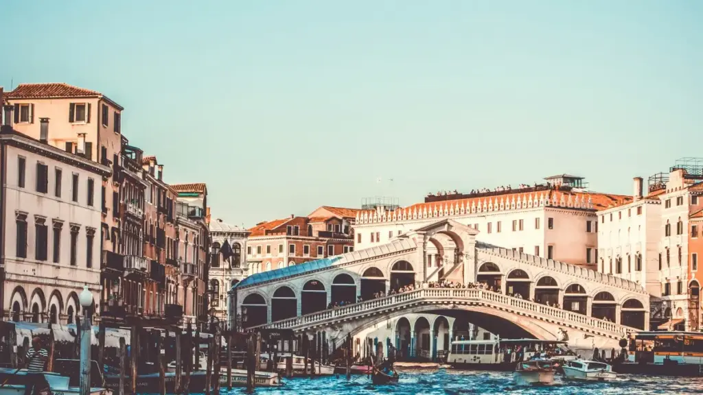 ኢትዮጵያ ፈጣሪዎች በViber ስሎቬኒያ ብራንዶችን ለትምህርት መድረክ ግምገማ እንዴት እንደሚያግኙ ያሳያል።