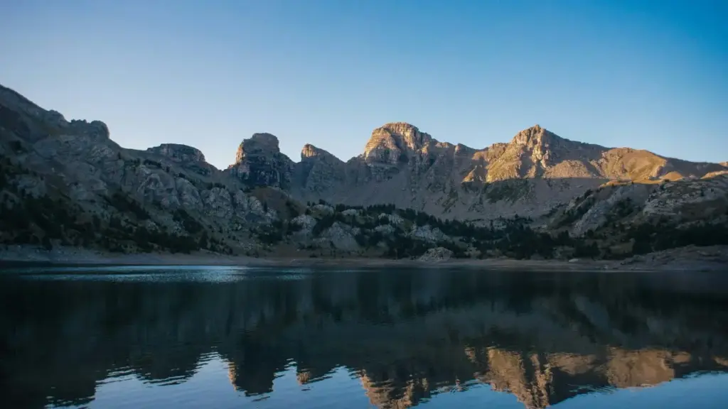 እንዴት ስፔን ላይ ያሉ የSpotify ፈጣሪዎችን ለአዲስ የጤና ስፕሌመንት መስመር ለማሳየት እንዴት ማግኘት እና ማስተናገድ እንደሚቻል የሚያሳይ መረጃ።